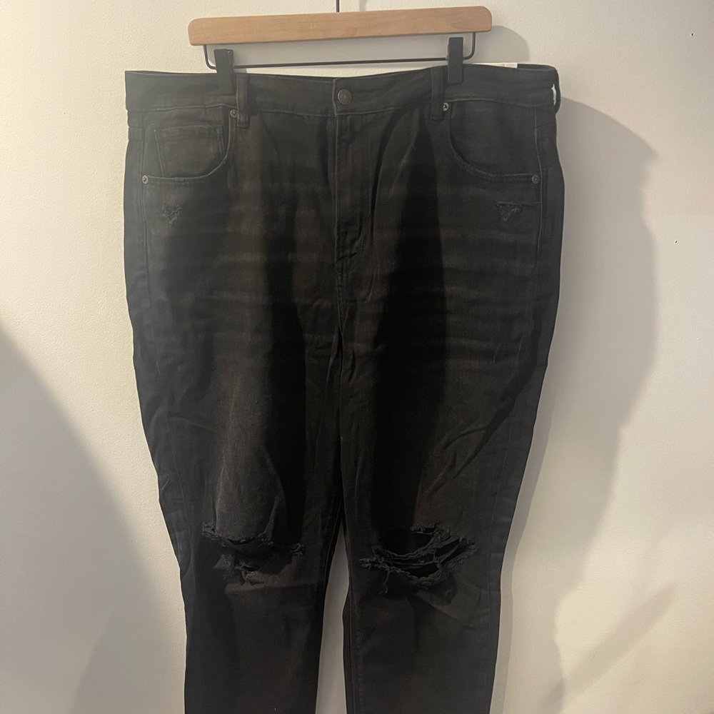 Brand New Ripped Knee American Eagle Mom Jean